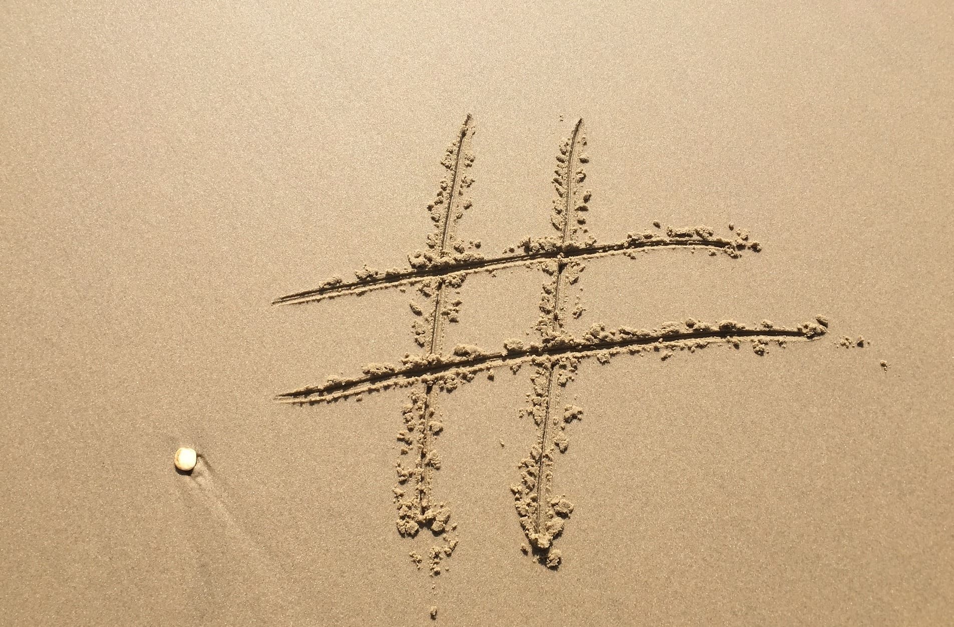 hashtag disegnato sulla sabbia